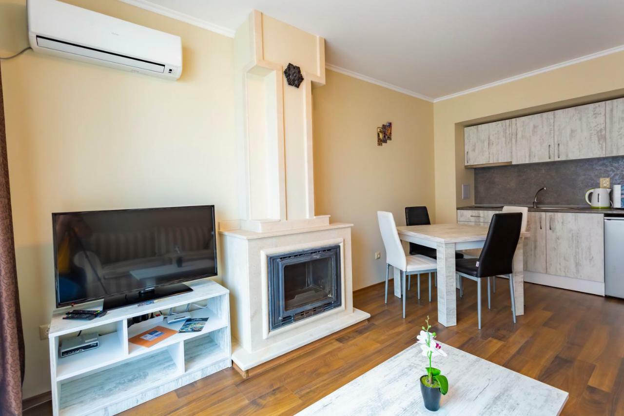 Rose Gardens Apart Hotel Поморие Экстерьер фото